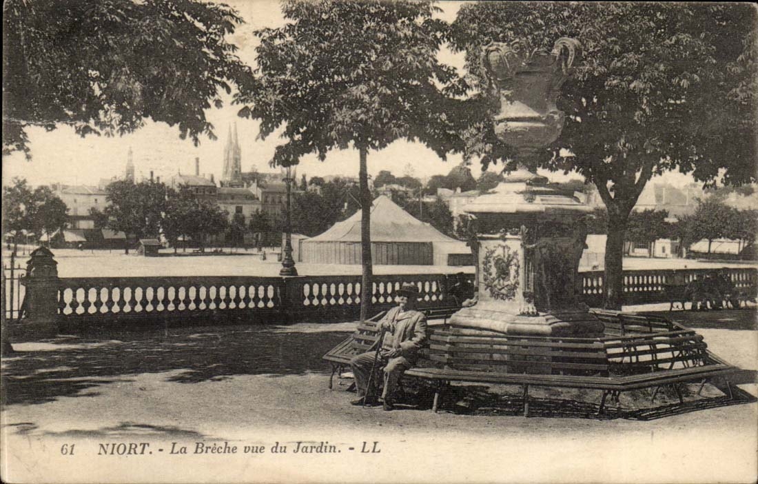 Niort - La Breche vue du Jardin - CPA 