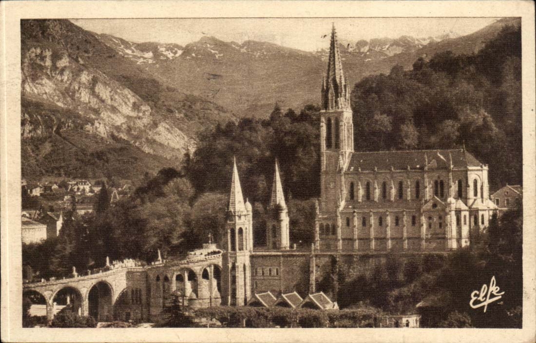 Lourdes - Les Rampes de la Basilique Au fond - CPA 