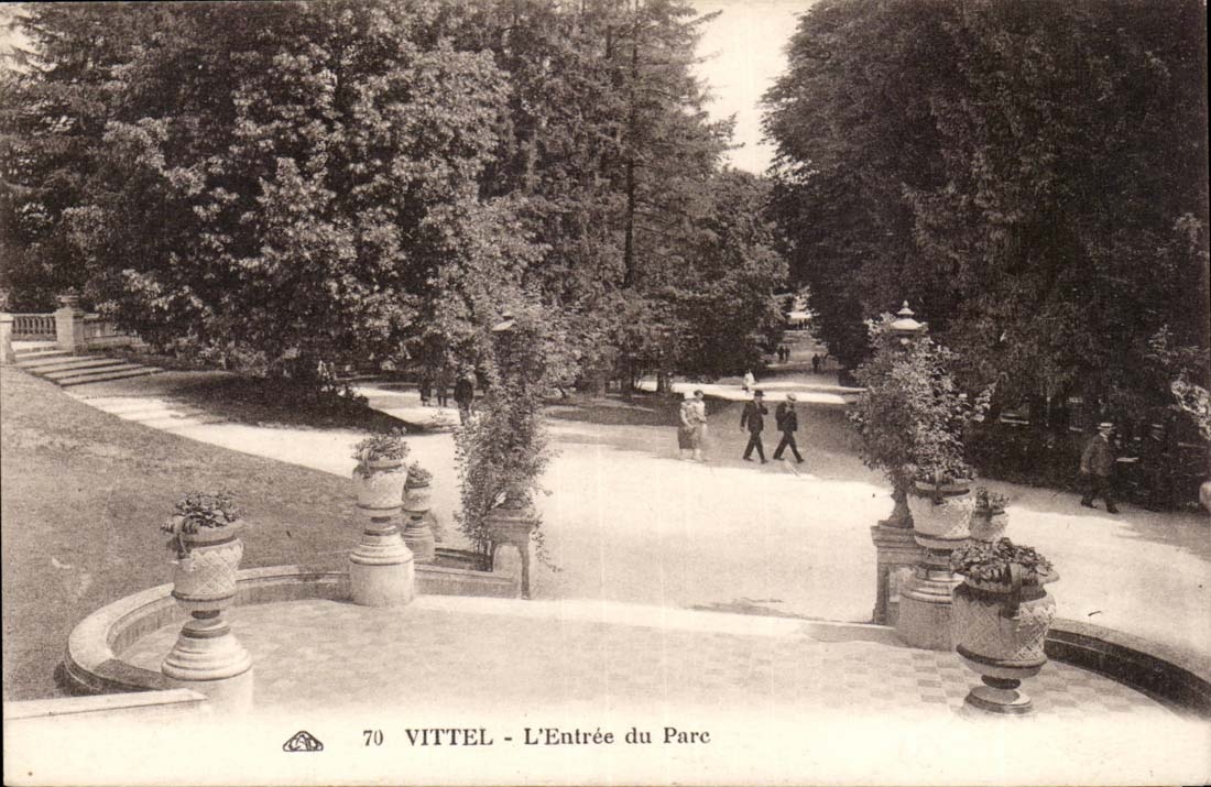 Vittel - L'Entree du Parc - CPA 
