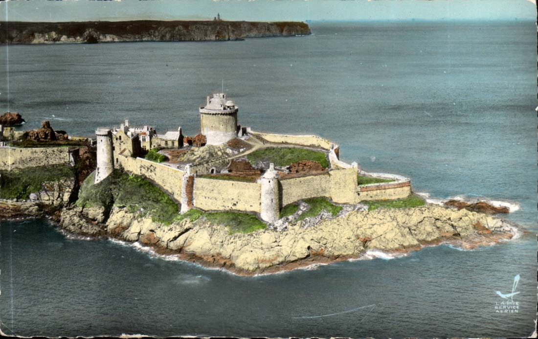 Château féodal du XIVe siècle — vue aérienne — Édition Lapie Service Aérien