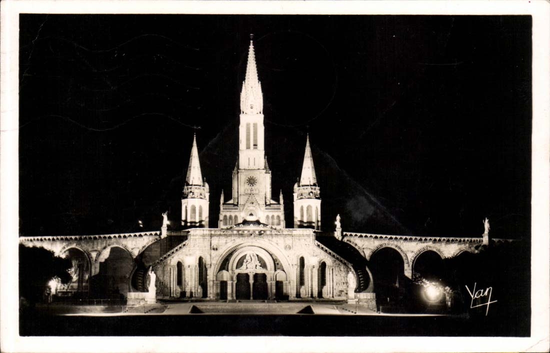 Lourdes - La Basilique illuminee - CPA 