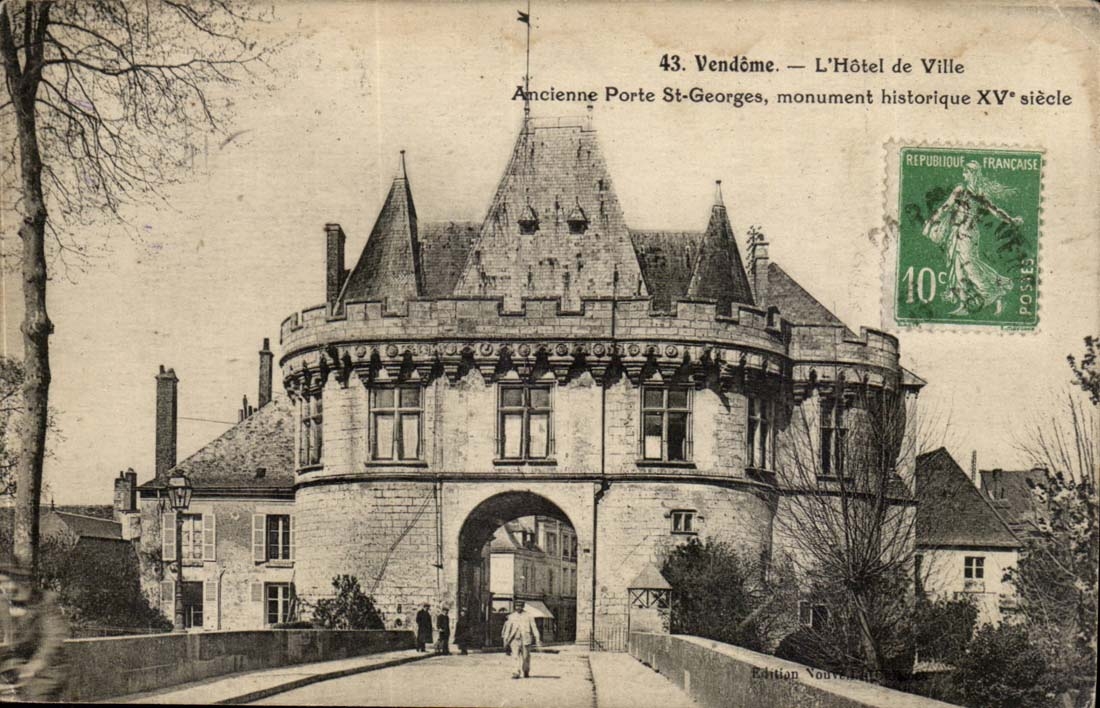 Vendôme — L'Hôtel de Ville — Ancienne Porte St-Georges, monument historique XVᵉ siècle