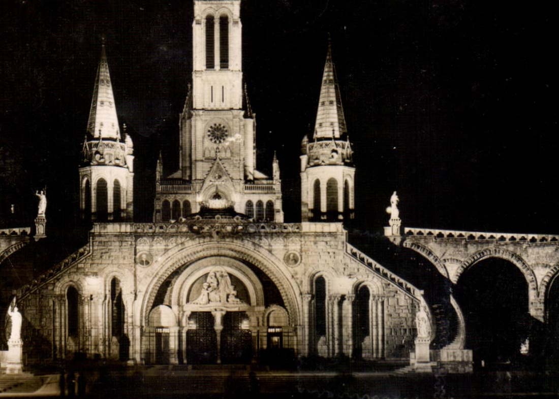 Lourdes - la basilique illuminee - CPA 