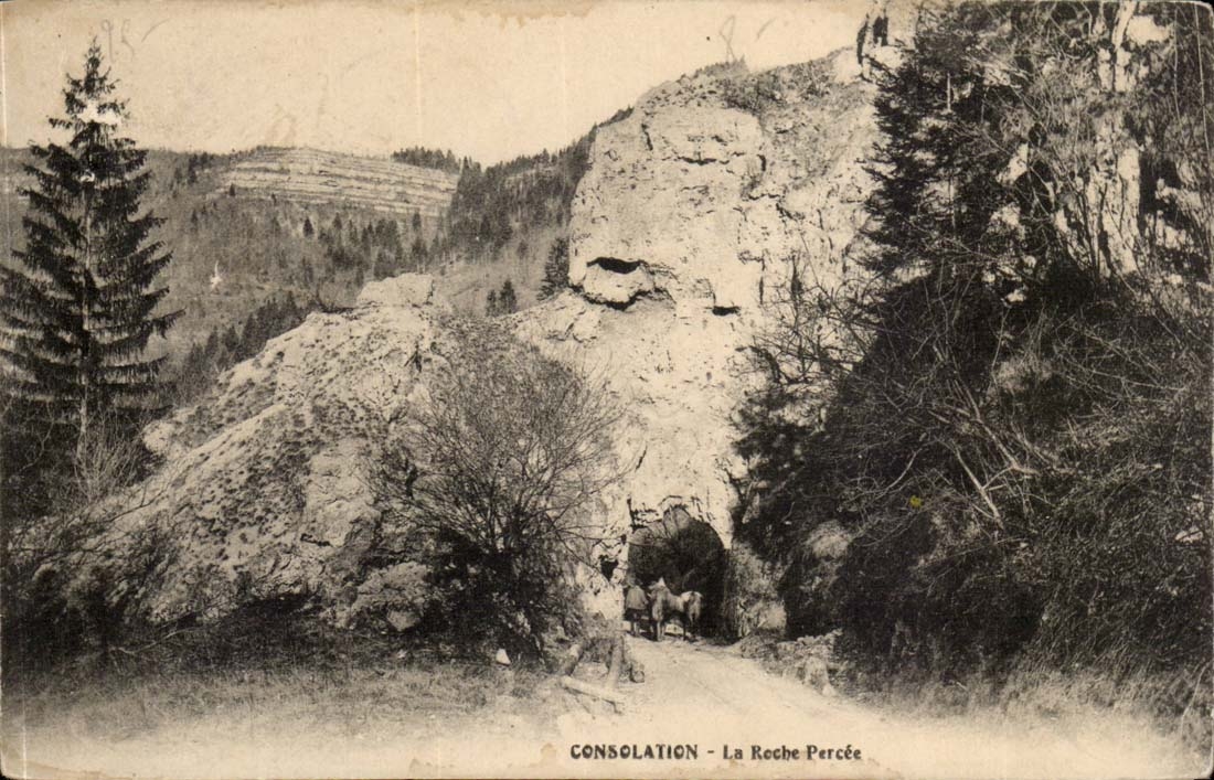 Consolation - La Roche Percée — vue du site rocheux avec un trou d'entrée et un cheval à l'entrée — éditeur non identifié