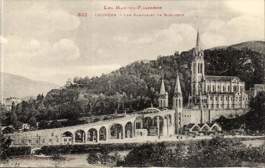 Lourdes - La Basilique - Les Remparts - CPA 