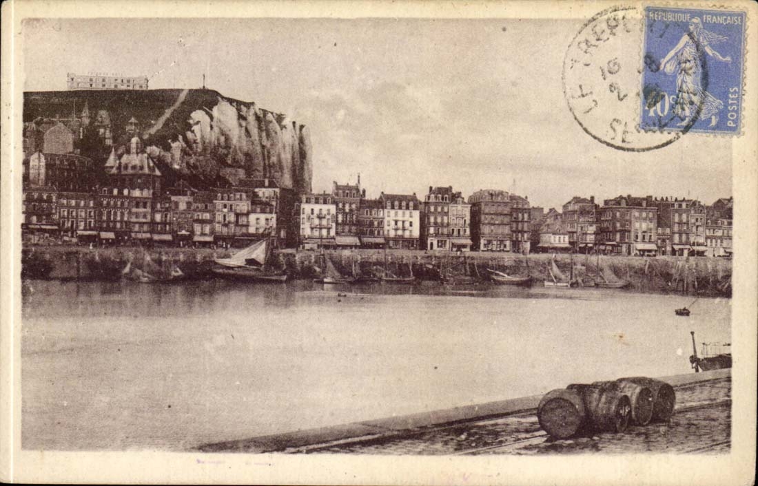 Le Treport CPA Vue sur le musoir et la falaise