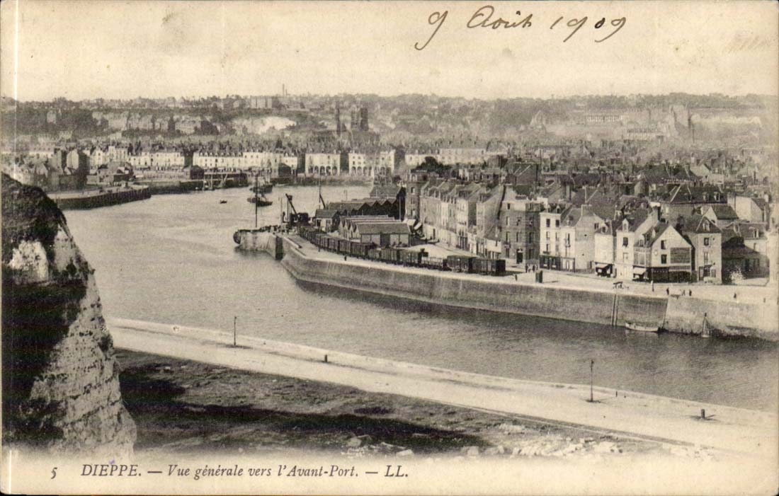 Dieppe CPA Vue generale vers l'avant port