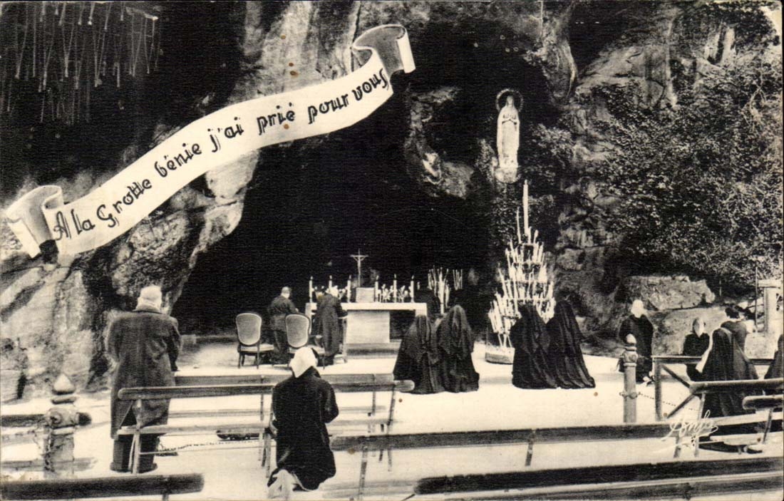 Lourdes CPA La priere aux pieds de la vierge