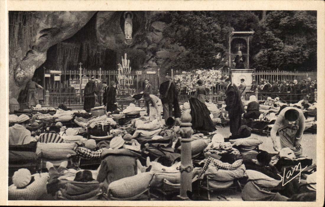 Lourdes CPA Malades devant la grotte