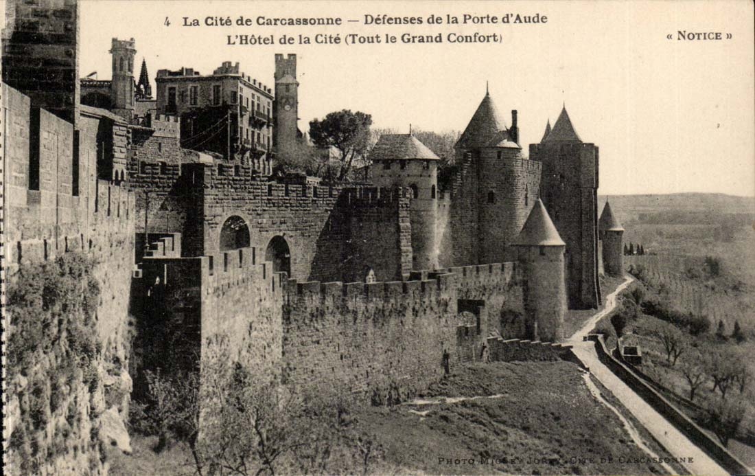 La Cité de Carcassonne — Défenses de la Porte d'Aude — L'Hôtel de la Cité (Tout le Grand Confort) — Photo Michel Jordy, Cité de Carcassonne