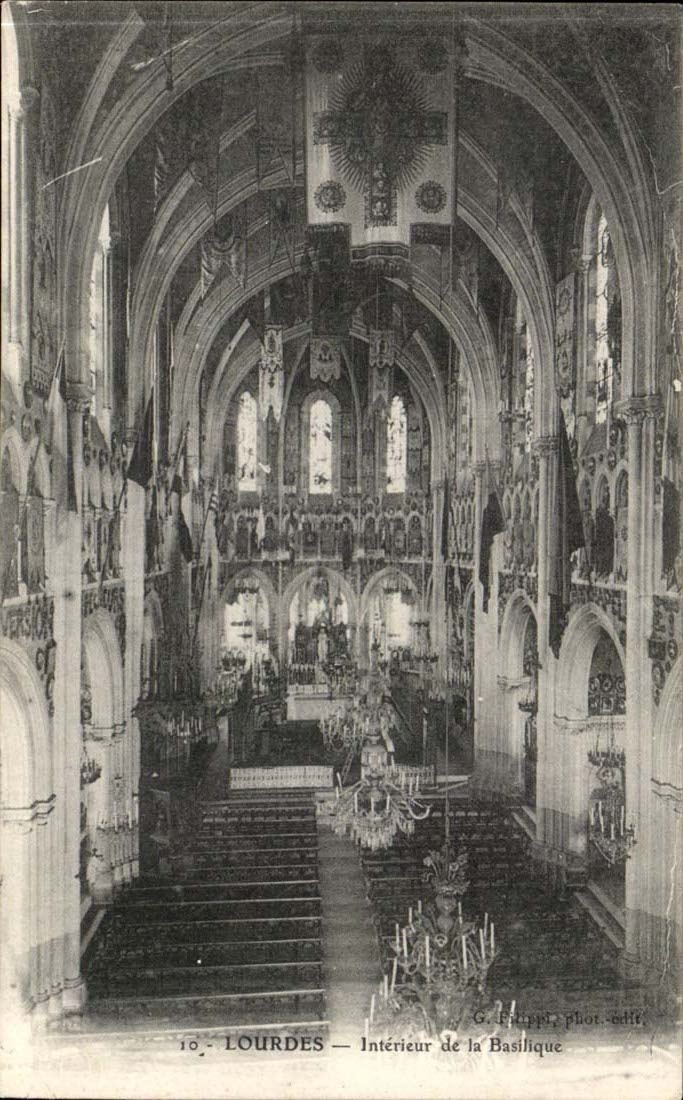 Lourdes CPA Interieur de la basilique