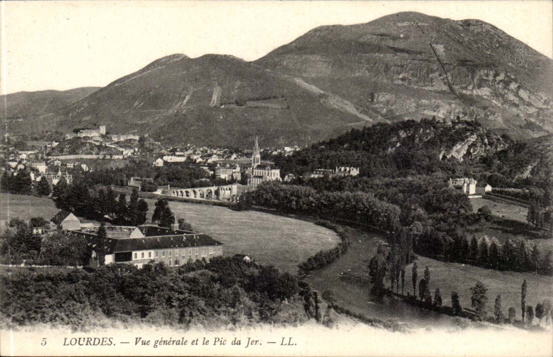 Lourdes CPA Vue generale et le pic de Jer