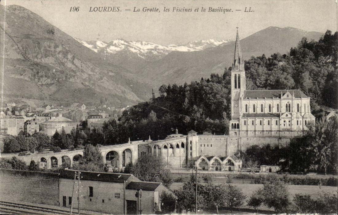 Lourdes CPA La grotte la basilique et la piscine