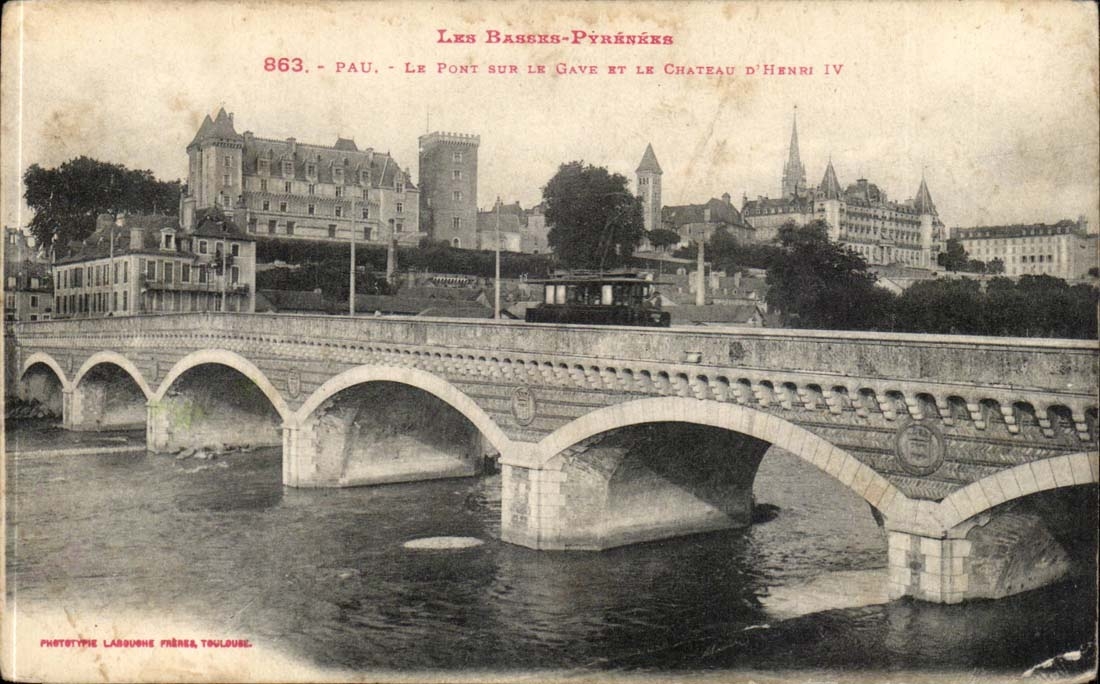 Pau CPA Le pont sur le Gave et le chaetau Henri IV
