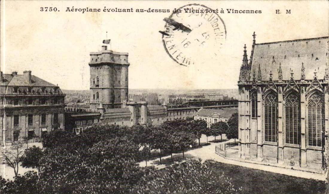 CPA Aeroplan evoluatn au dessu du vieux fort a Vincennes