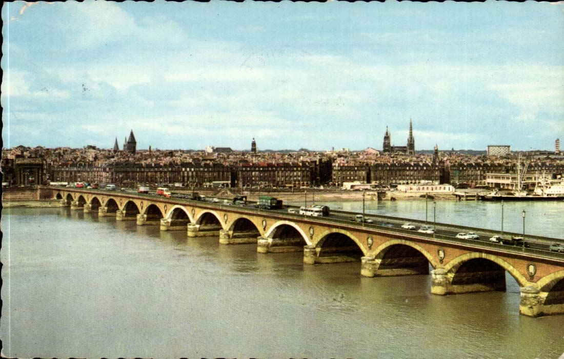Bordeaux CPA Le pont sur la Garonne construit au debut du 19ele La facade du quai Richelieu