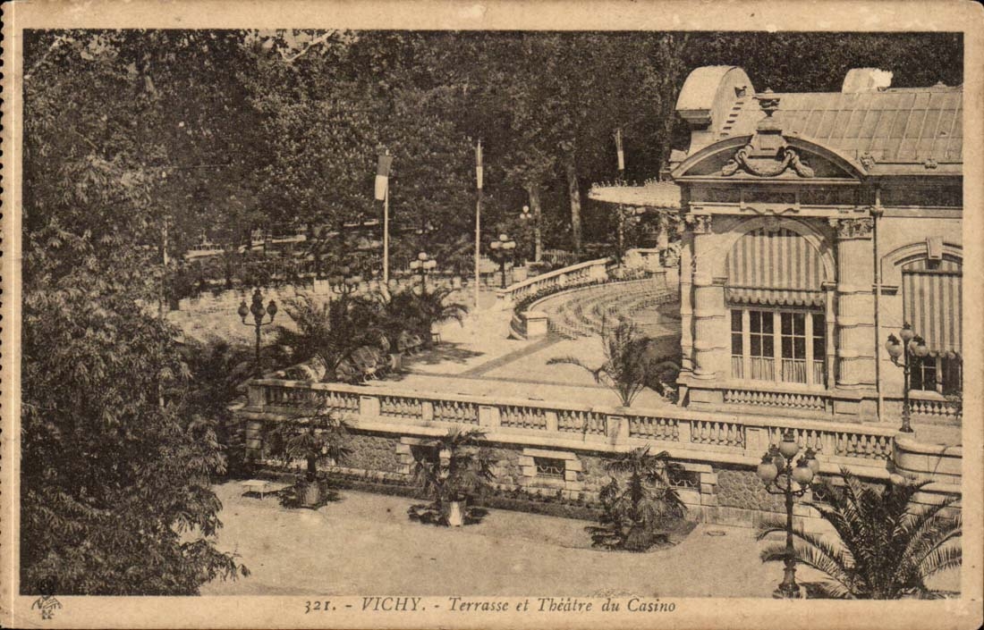 Vichy CPA Une allee des nouveaux parcs