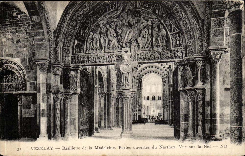 Vézelay — Basilique de la Madeleine. Portes ouvertes du Narthex. Vue sur la Nef — ND
