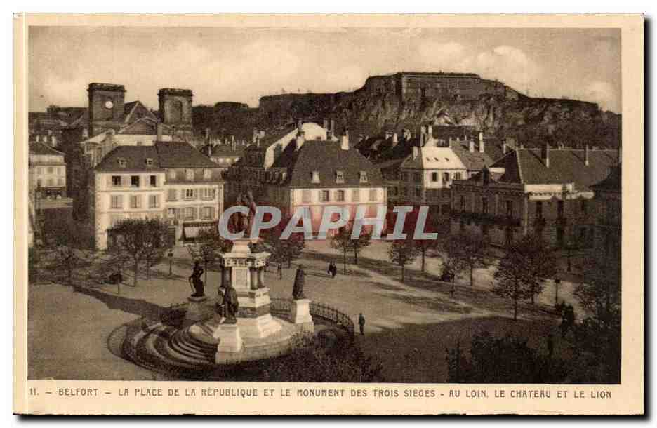 Belfort — La Place de la République et le Monument des Trois Sièges — au loin, le château et le lion