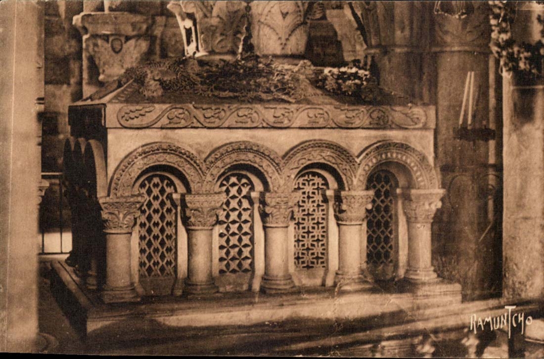 Saintes CPA Tombeau authentique de Saint Eutrope retrouve en 1843 But de pelerinage
