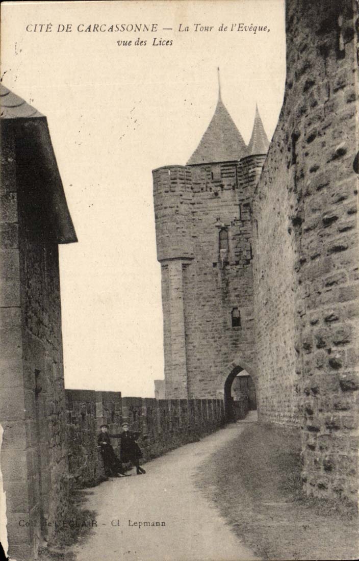 Cité de Carcassonne — La Tour de l'Évêque, vue des Lices — Coll. de Léopold Air - Cl. Lepmann