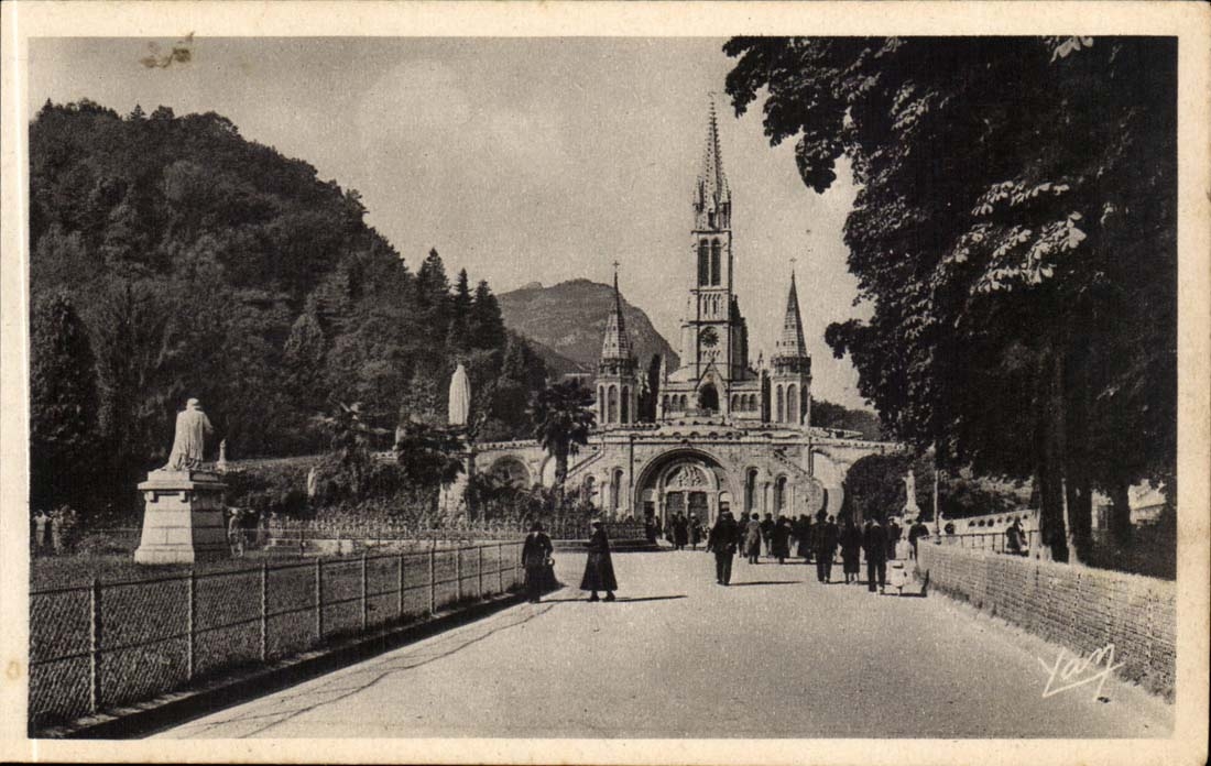 lourdes CPA La basiliquet et la vierge couronnee