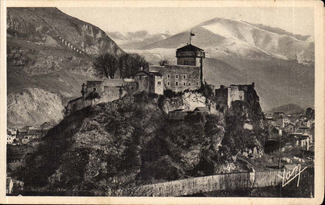 Lourdes CPA le chateau fort et les montagnes