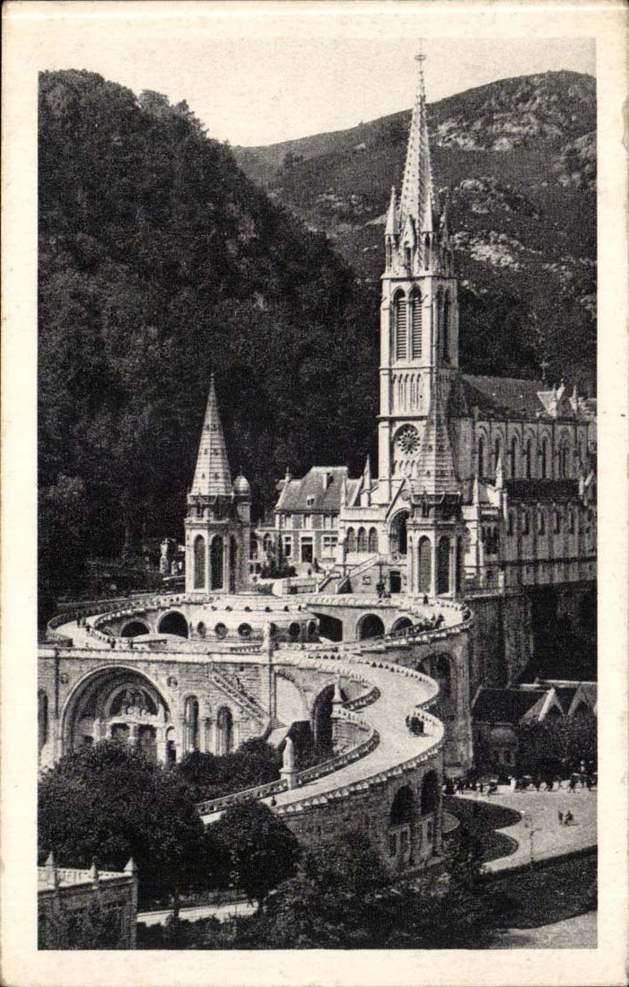 Lourdes CPA Basilique vue de cote