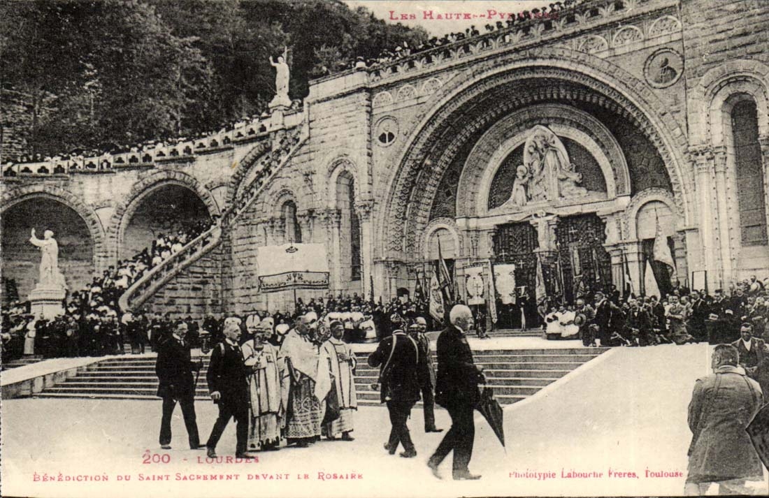 Lourdes CPA Benediction du Saint Sacrement devant le rosaire