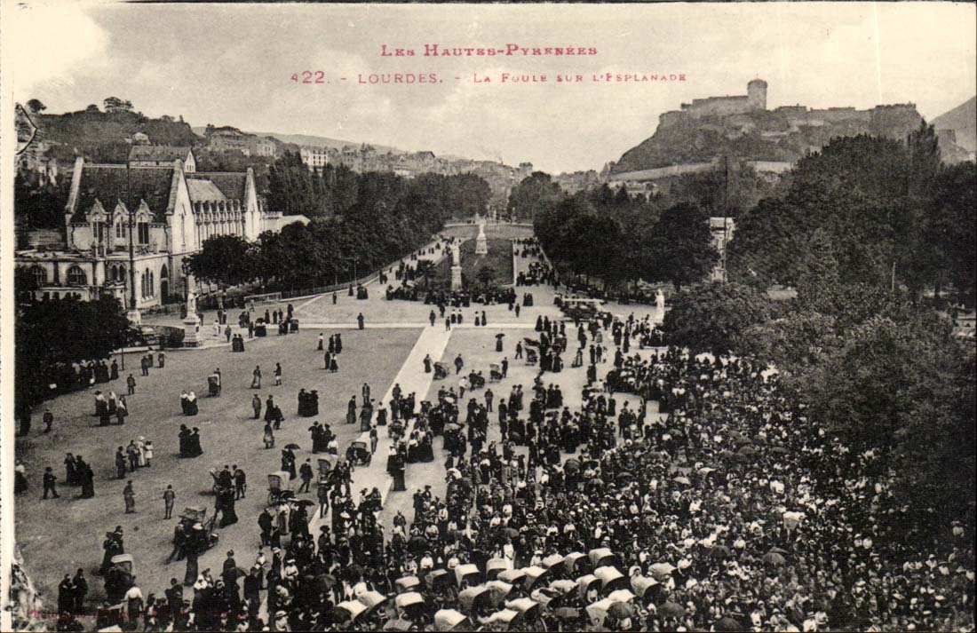 Lourdes CPA la foule sur l'esplanade
