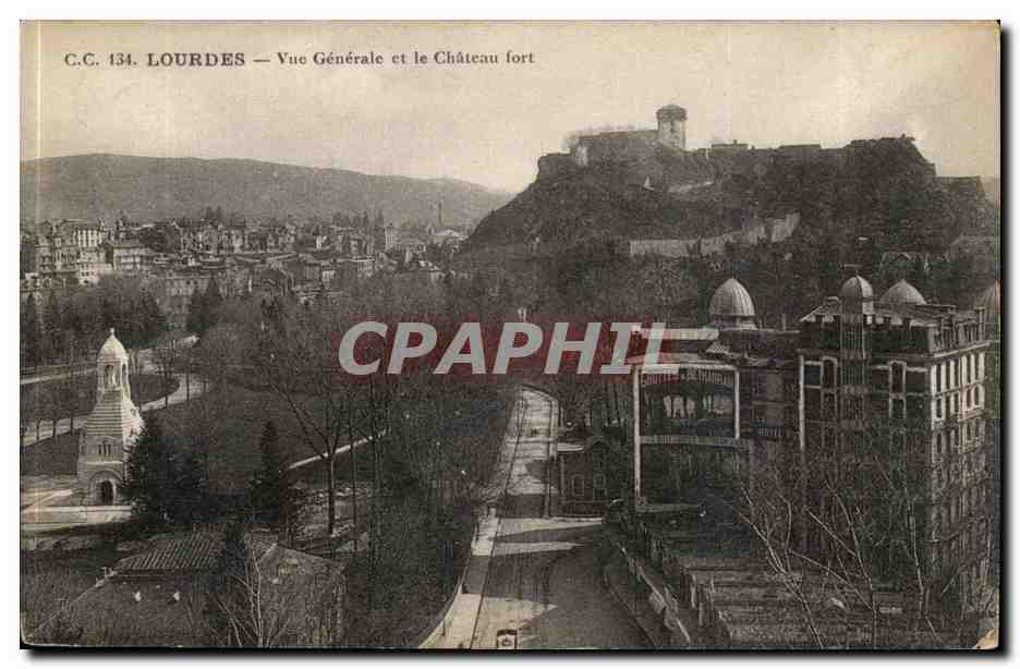 Lourdes CPA Vue generale et le chateau fort