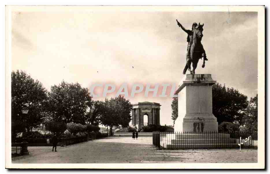 Montpellier - Le Peyrou - Statue de Louis XIV et le chateau d'eau - CPA 