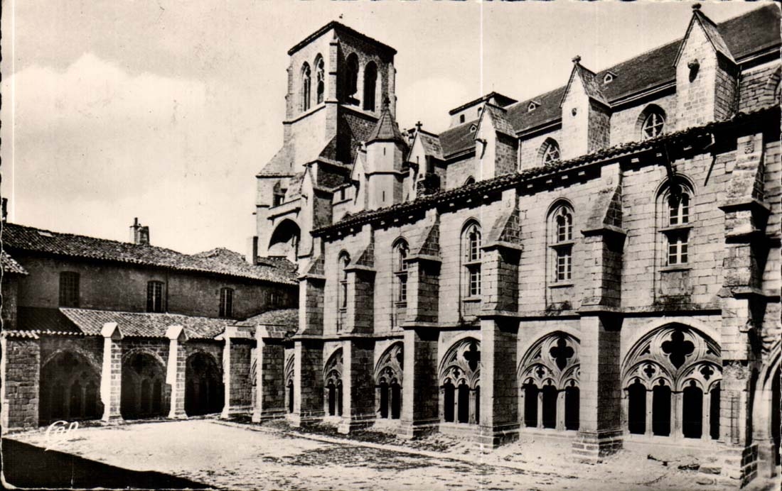 La Chaise-Dieu — La Cour du Cloître (XIVe s.) — Cie des Arts Photographiques