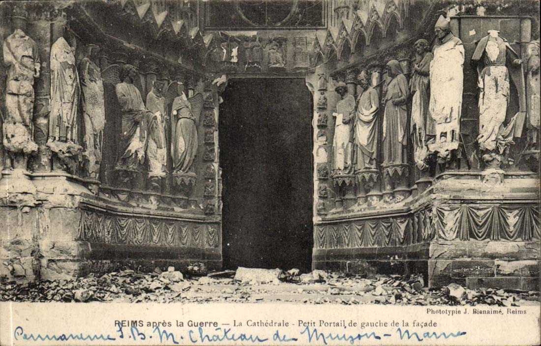 Reims après la Guerre — La Cathédrale - Petit Portail de gauche de la façade — Phototypie J. Bienaimé, Reims