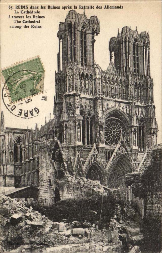 Reims - dans les Ruines apres la Retraite des Allemands - La Cathedrale - CPA 
