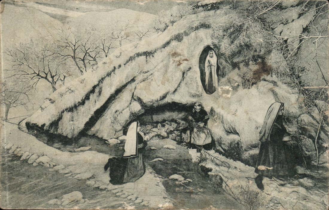 Le 11 Fevrier 1858 La sainte Vierge apparati pour la premiere fois a Bernadette - CPA 