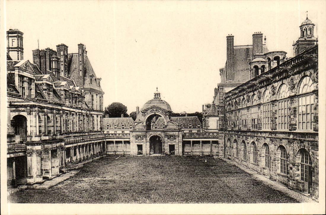 Castello di Fontainebleau — La Cour Ovale — Edizione dei Musei Nazionali