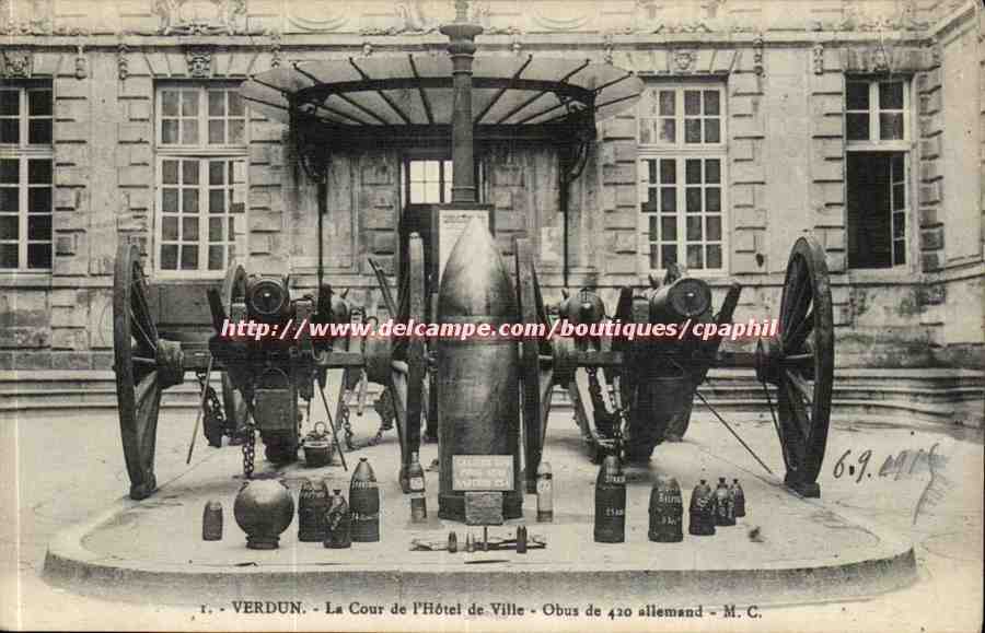Verdun - La Cour de L'Hotel de Ville - Obus de 420 Allemands - CPA 