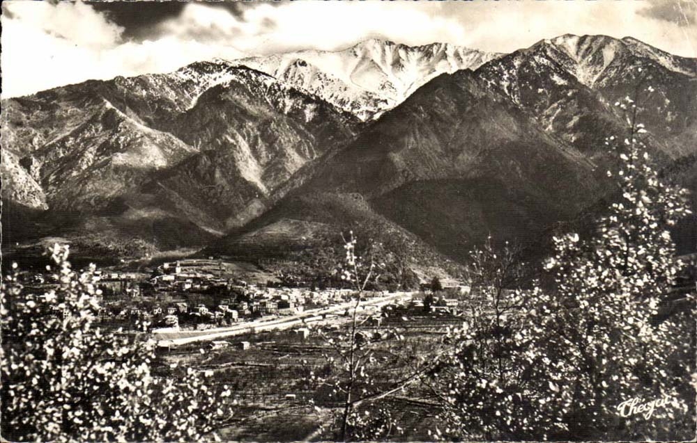 Vernet les Bains CPA Vue generale La station au pied du Canigou