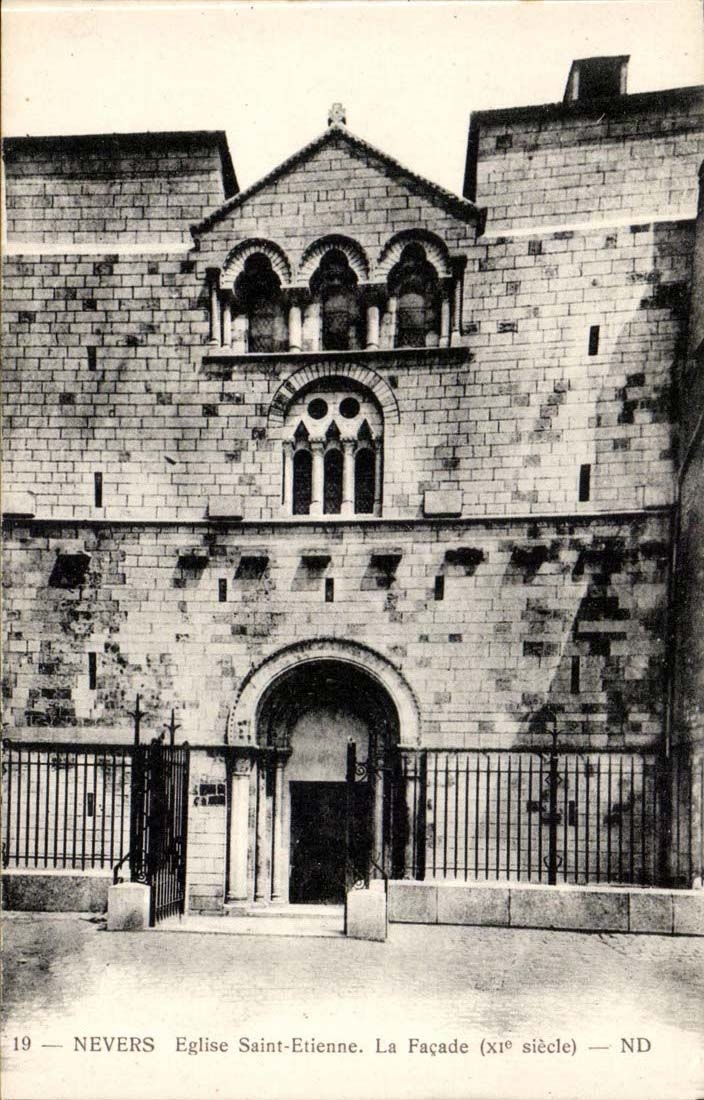 Nevers — Église Saint-Étienne. La Façade (XIe siècle) — ND