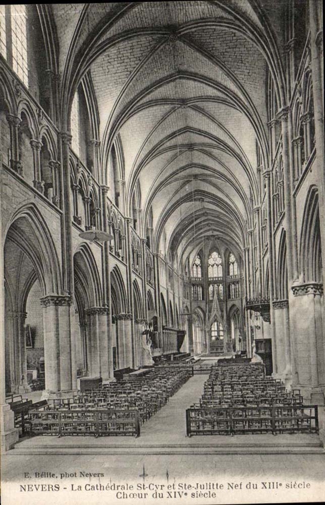 Nevers - La Cathédrale Saint-Cyr et Sainte-Julitte, Chœur du XIVe siècle - Nef du XIIIe siècle