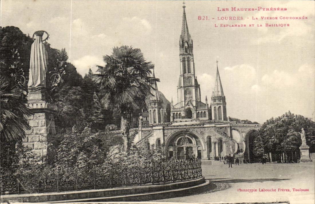 Lourdes - La Vierge Couronnee - L'Esplanade et la Basilique CPA 