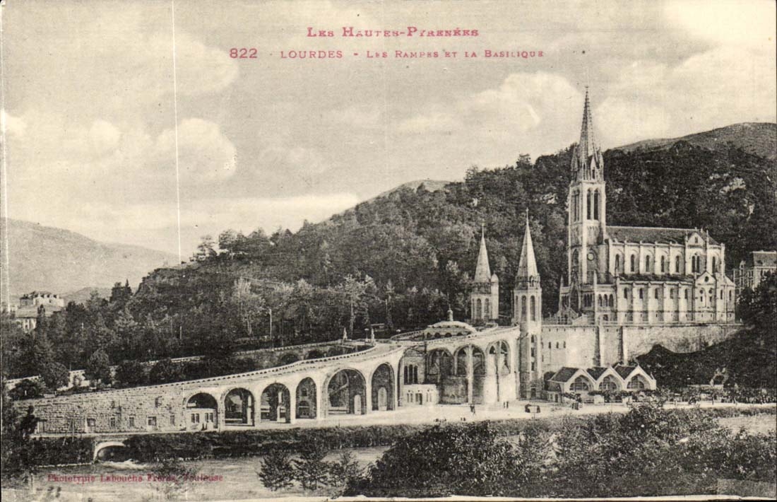 Lourdes - Les Rampes et la Basilique CPA 