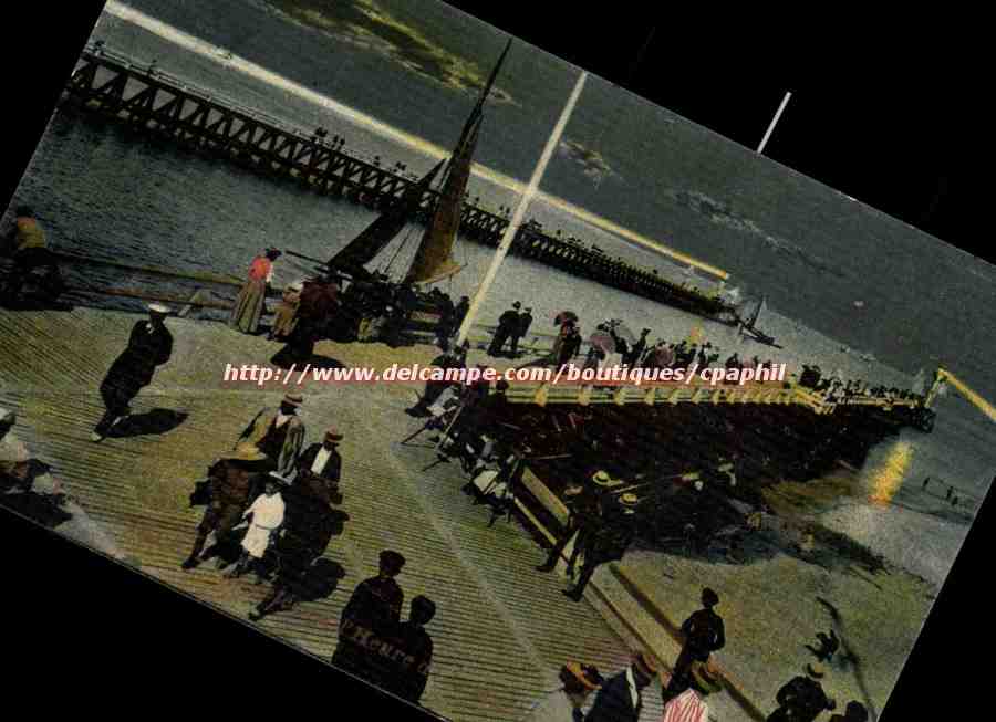 Port avec embarcations et promeneurs — éditeur non visible