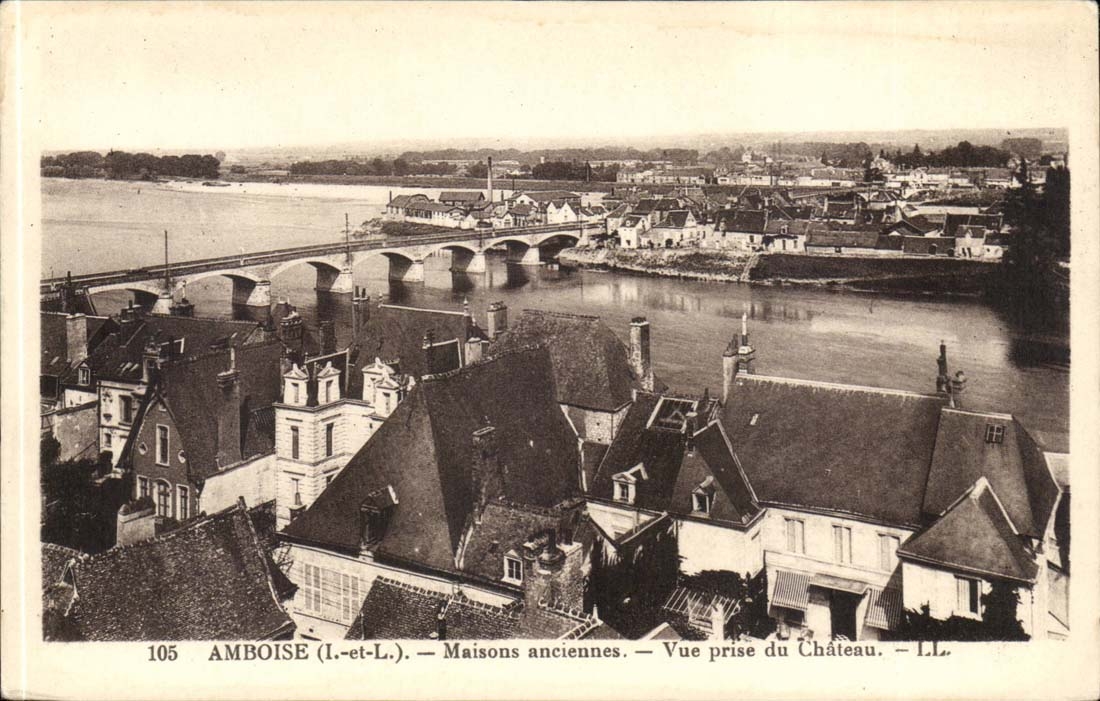 Amboise - maisons anciennes Vue prise du Chateau - CPA 