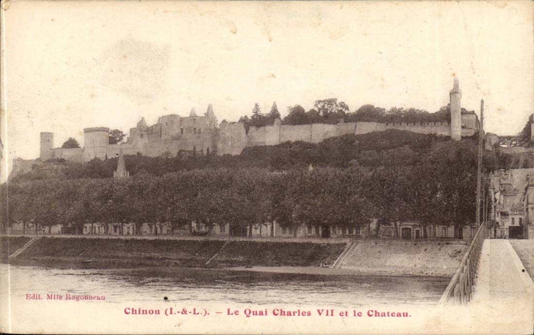 Chinon - Le Quai Charles VII et le Chateau - CPA 