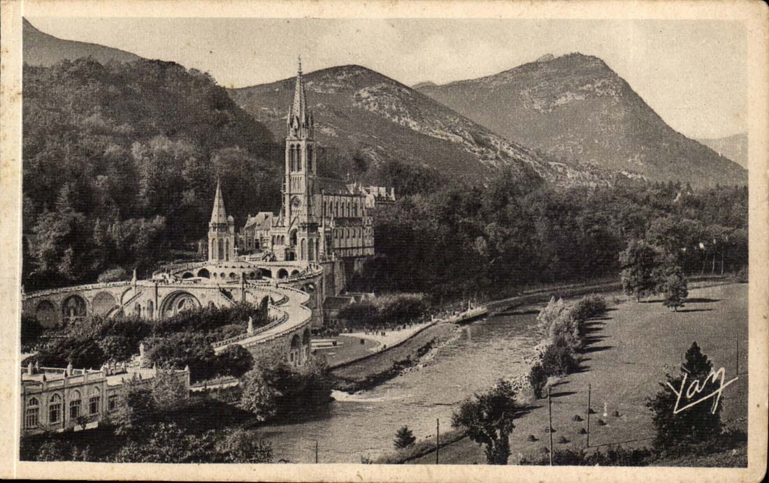Lourdes - La Basilique et le Gave - CPA 