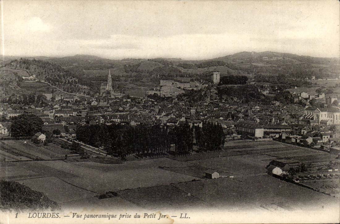 Lourdes CPA Vue panoramique prise du petit Jer