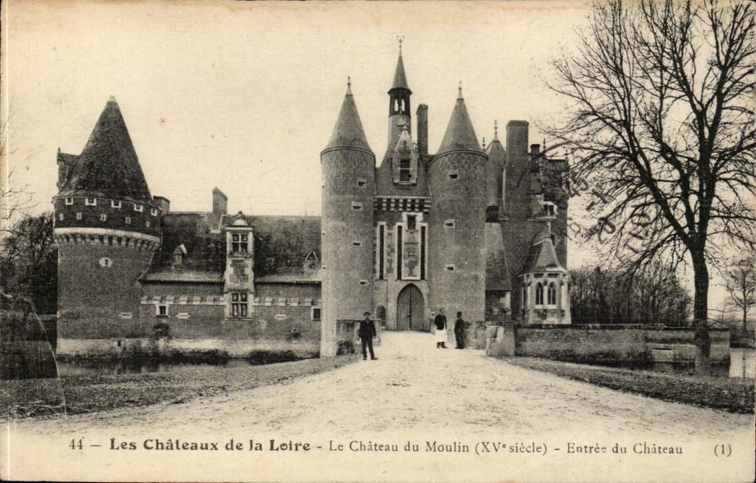 Chateaux de la Loire CPA Le chateau du Moulin Entree du chateau
