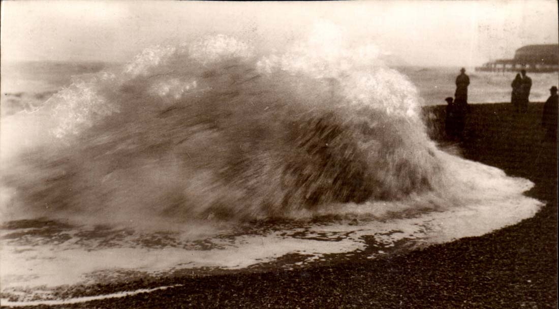 Vague déferlante — plage de galets — Excel Series Post Card